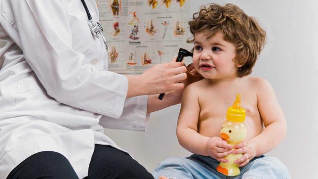 Kind wird vom Kinderarzt untersucht.
