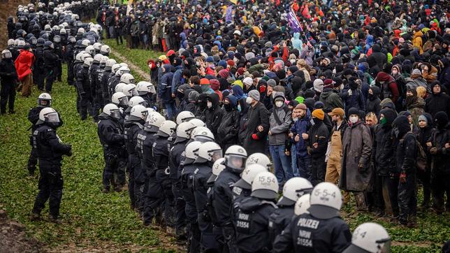 Polizei und Demonstranten in Lützerath