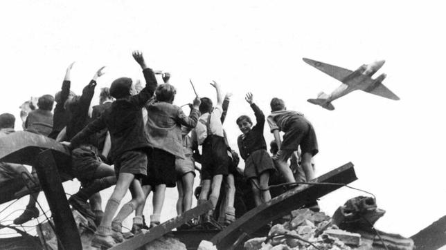 Heiß ersehnt: Allierte Flugzeuge warfen Lebensmittel, Kohle und kleine Geschenke für Kinder wie z.B. Päcken mit Rosinen über Berlin ab. 