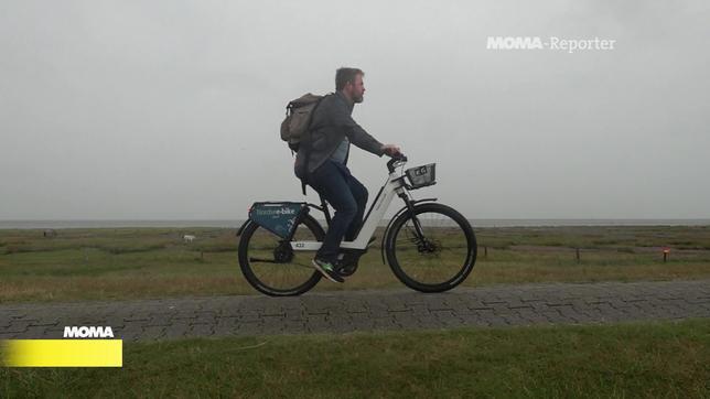 MOMA-Reporter Matthias Schuch radelt auf dem Nordsee-Deich