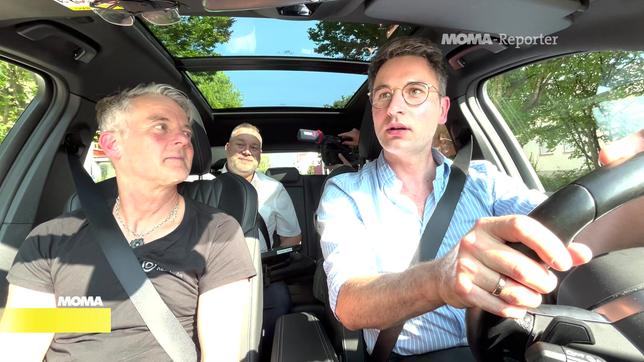 MOMA-Reporter Andreas Herz macht die prakitsche Fahrprüfung.