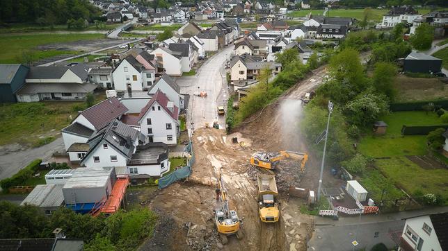 Die Zugstrecke im Ahrtal soll bis 2025 fettig sein.