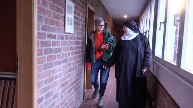 Schwester Immanuela zeigt MOMA-Reporterin Christa Sauerland das Kloster. 