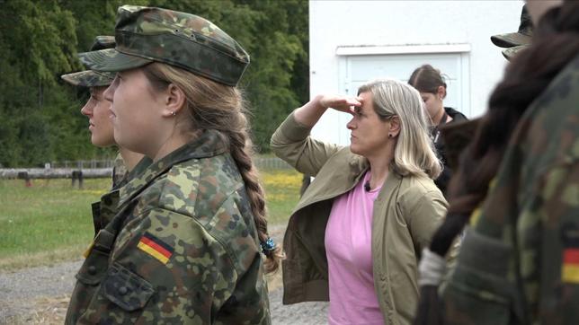MOMA-Reporterin Manon Baehr im Frauencamp der Bundeswehr