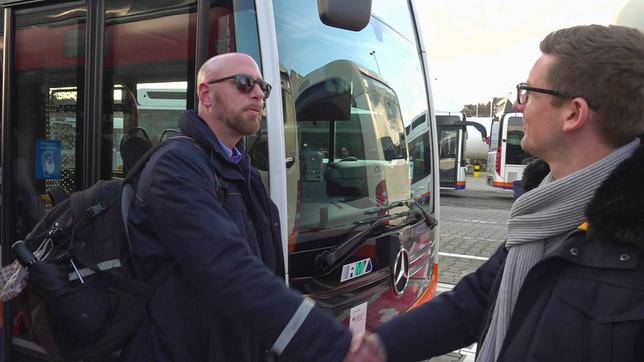 Busfahrer Michael Nadrowski und MOMA-Reporter Joscha Bartlitz