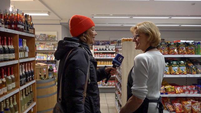 MOMA-Reporterin Birgit Stammerjohanns im Gespräch mit Kerstin Winkelmann im Dorfladen Otersen