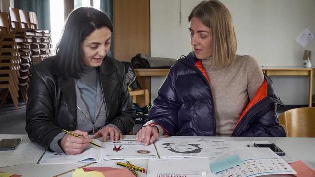 Suzan Kurt aus der Türkei hilft einer geflüchteten Frau aus der Ukraine.