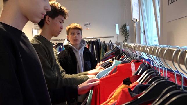 Jugendliche kaufen Kleidung second hand