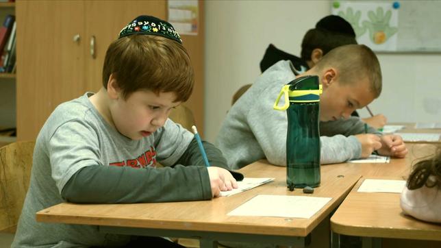 Kinder lernen in der jüdischen Schule in Kiew, Ukraine