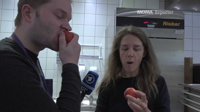 Noch gut: MOMA-Reporter Jannik Pentz kostet einen nicht makellosen aber schmackhaften Apfel