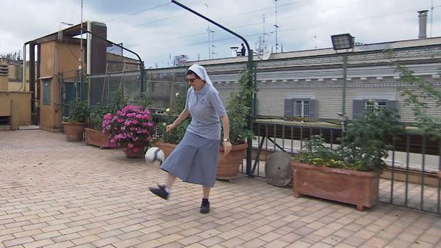 Nonne spielt Fußball