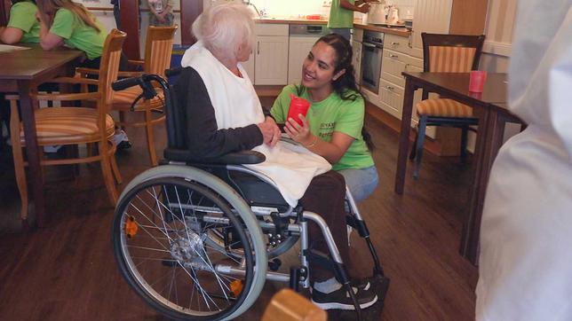 Pflegeschülerin Chaima Tami betreut eine Seniorin