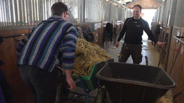 Arbeiten Hand in Hand: Landwirt Maximilian Büttner und der Grünen-Politiker Luca Rosenheimer 