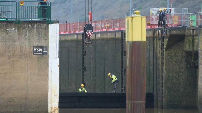 Die Moselschleuse Münden wird nach einer Schiffskollision repariert. 