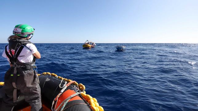Mitarbeiter der 'Ärzte ohne Grenzen' retten Menschen in Seenot vor dem Ertrinken im Mittelmeer