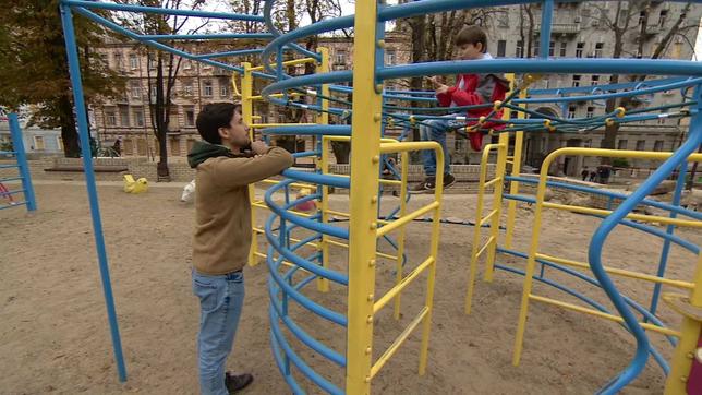Vassili Golod, Junge auf einem Spielplatz in Kiew