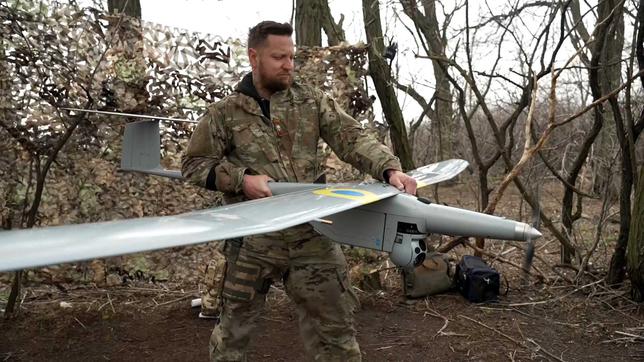 An der Front: Ukrainische Soldaten mit einer Drohne