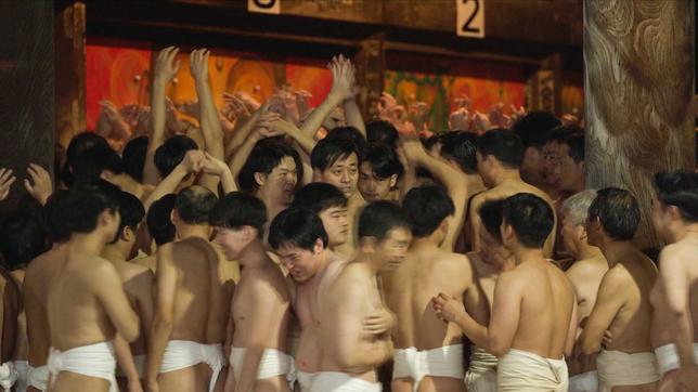 Eyo Hadaka-Fest: Nackte Männer kämpfen um ein paar Glücksstäbe