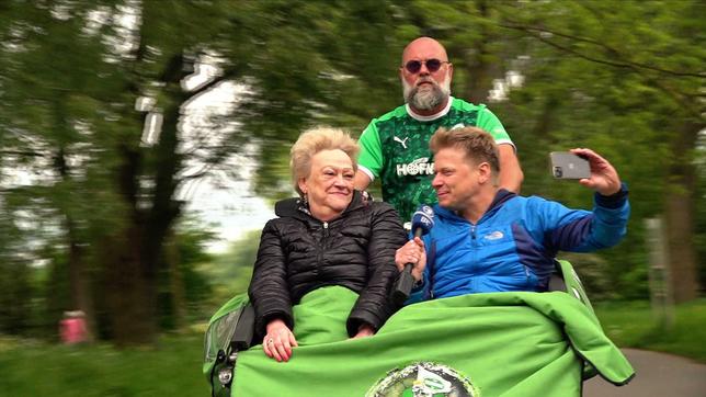 United Kiltrunners fahren eine Seniorin und unseren MOMA-Reporter durch Fürth.