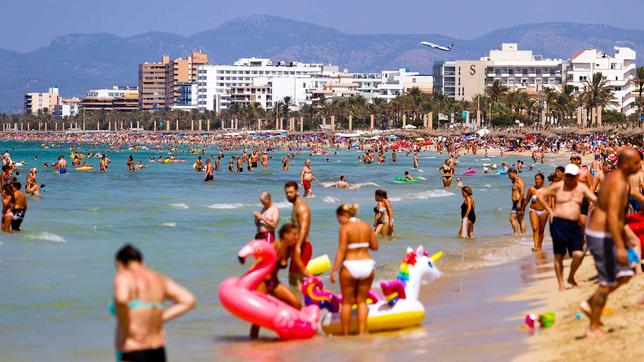 Touristen am Strand auf Mallorca