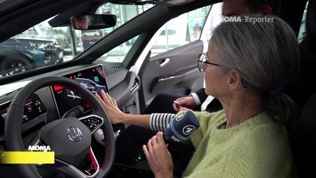 MOMA-Reporterin Christa Sauerland macht sich mit einem brandneuen Auto vertraut.