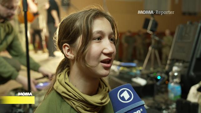 Ein ukrainisches Mädchen wird in einem Militärcamp frontauglich gemacht.