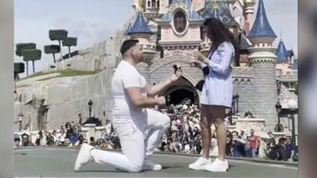 Netzreporter: Heiratsantrag in Disneyland