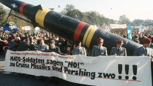 NATO-Soldaten protestieren gegen den Nachrüstungeschluss