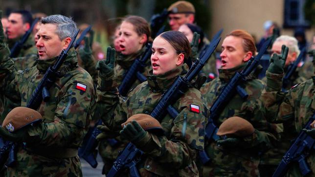 250.000 Soldaten und Soldatinnen sollen künftig in der polnischen Armee Dienst tun. 