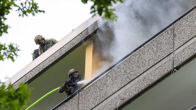 Einsatzkräfte wurden bei einer Explosion in einem Hochhaus in Ratingen schwer verletzt.