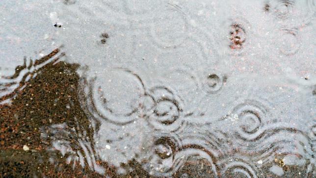 Regen in einer Pfütze