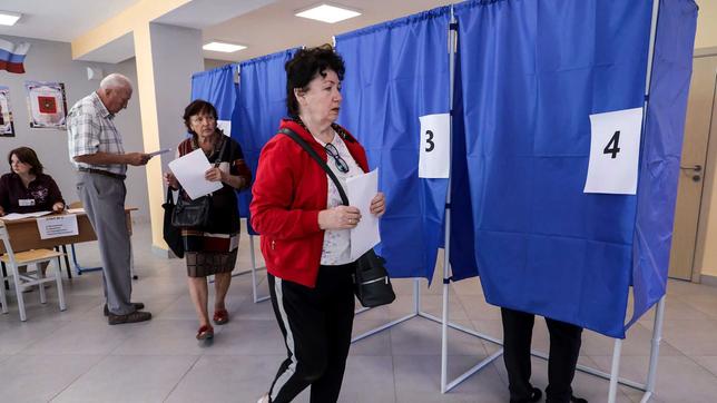 Wählerinnen und Wähler in einem russischen Wahlokal