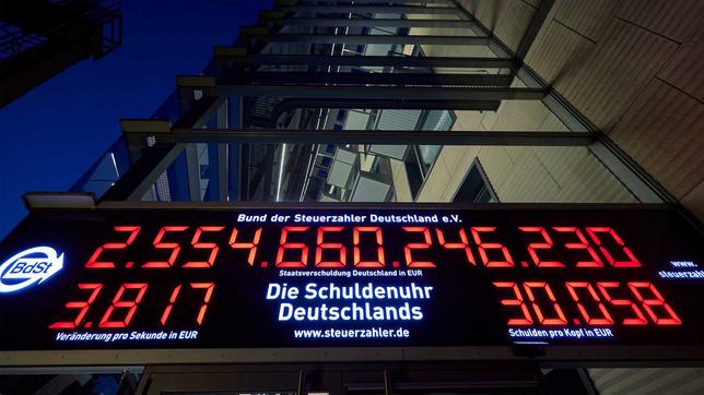 Schuldenuhr Deutschlands: knietief im Dispo