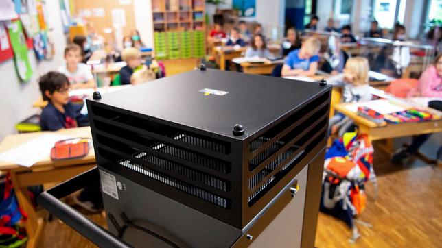 Mobiler Luftfilter in einem Klassenraum
