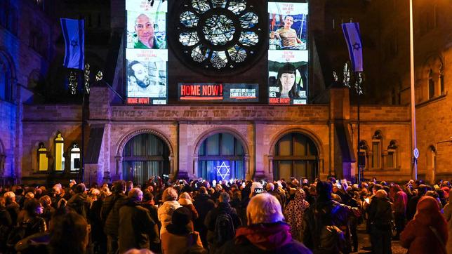 Tausende Menschen zeigen ihre Solidarität mit Israel und den Juden vor der Kölner Synagoge