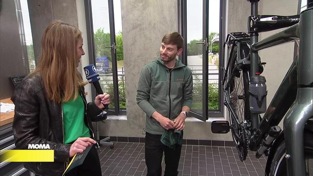 Erste Hilfe vom Zweiradmechaniker: Josh Schenk zeigt MOMA-Reporterin Susanne Hoffmann, wie man eine Kette ölt, ohne sich schmutzig zu machen.