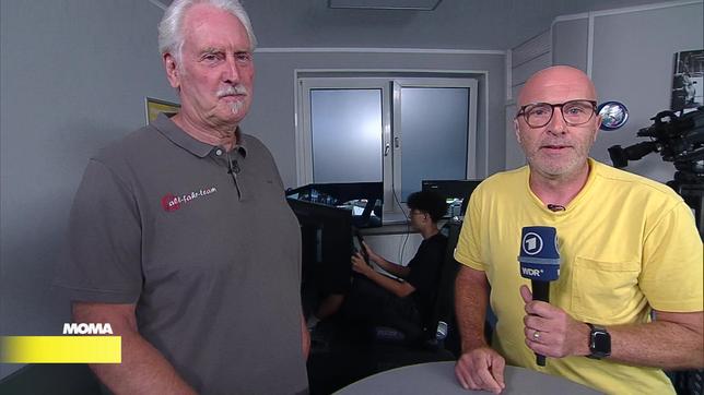 Volker Freigang vom Fahrlehrerverband Nordrhein und Reporter Jens Eberl 