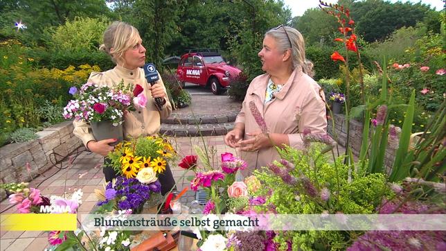 Reporterin Julia Schöning und Gartenexpertin Dorothée Waechter binden Bluemsträuße aus dem Garten. 