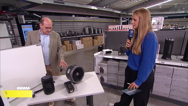 Energieberater Thomas Bertram MOMA-Reporterin Svenja Kellersohn verschiedene elektrische Heizmöglichkeiten. 