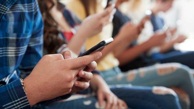 Kinder und Jugendliche mit Smartphones