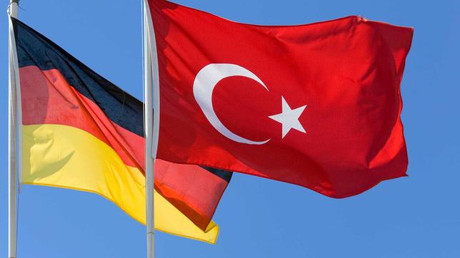 deutsche und  türkische Flagge