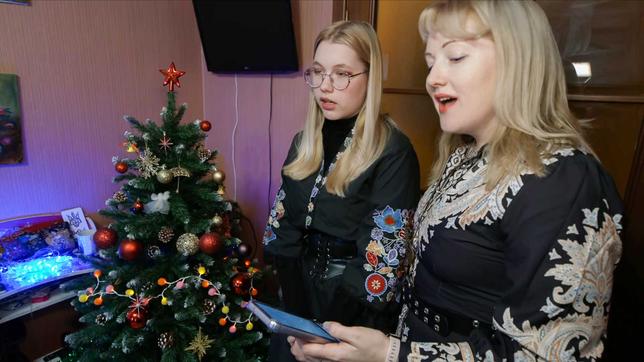 Olga Tsarenko und ihre Tochter bereiten sich in Kiew auf Weihnachten vor.