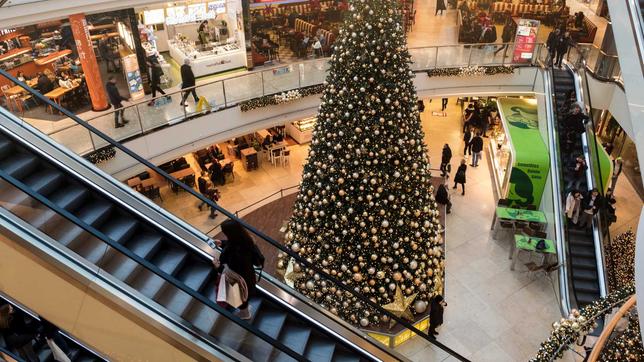 Kaufhaus mit Weihnachtsdekoration