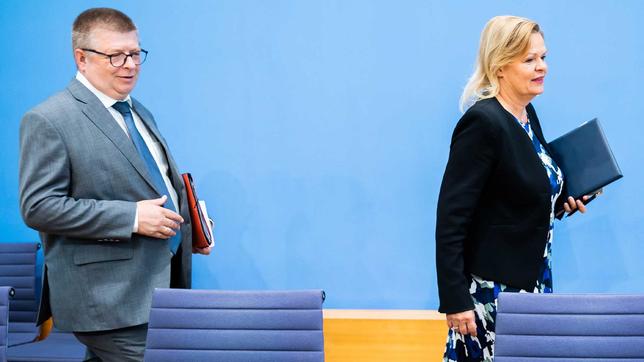Bundesinnenministerin Nancy Faeser, SPD,  Präsident des Bundesamts für Verfassungsschutz Thomas Haldenwang