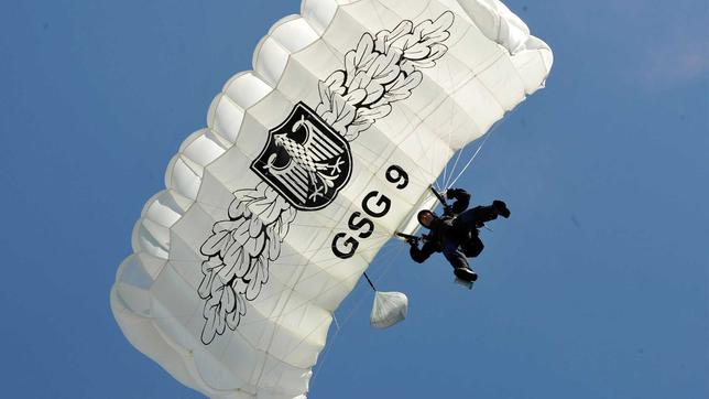 Fallschirmspringer der GSG 9