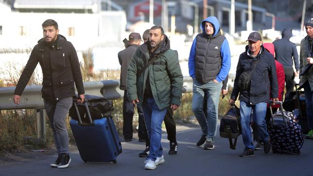 Russische Männer fliehen vor dem Kriegsdienst