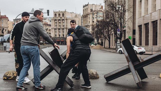 Junge Ukrainer errichten Barrikaden auf dem Maidan Platz in Kiew.