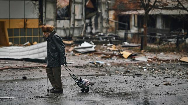Ein alter Mann geht durch das zerstörte Bachmut in der Ostukraine.