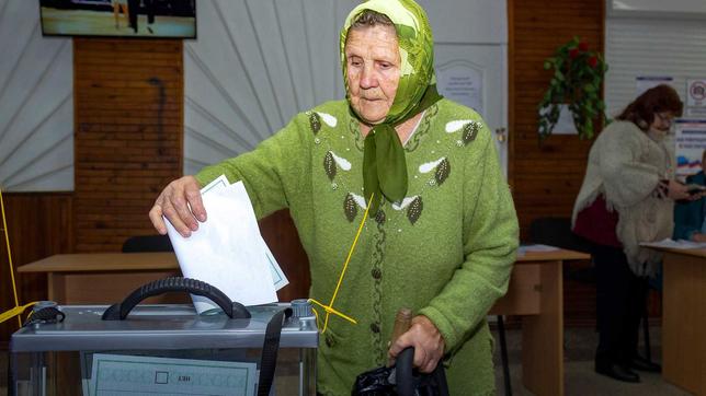Ukrainerin gibt ihre Stimme zur Annexion der besetzen Gebiete ab. 