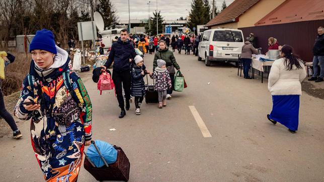 Menschen fliehen aus der Ukraine
